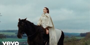 Mimi Webb – Ends In Y (Official Music Video)